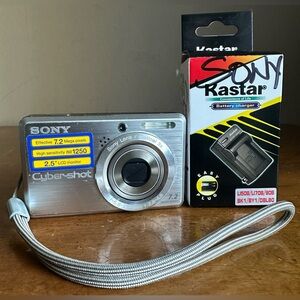 Sony Cyber-shot DSC-S750 7.2MP 2.5" LCD Screen Compact Digital Camera Silver